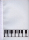 weiße Schnellhefter mit verschiedenen Instrumenten oder Notenzeichen
