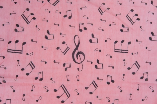 feiner Schal mit Violinschlssel und Noten, verschiedene Farben - Farbe: rosa/schwarz