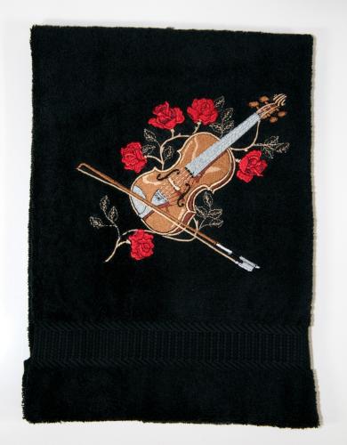 schwarzes Handtuch mit einer von Rosen umschlungenen Violine